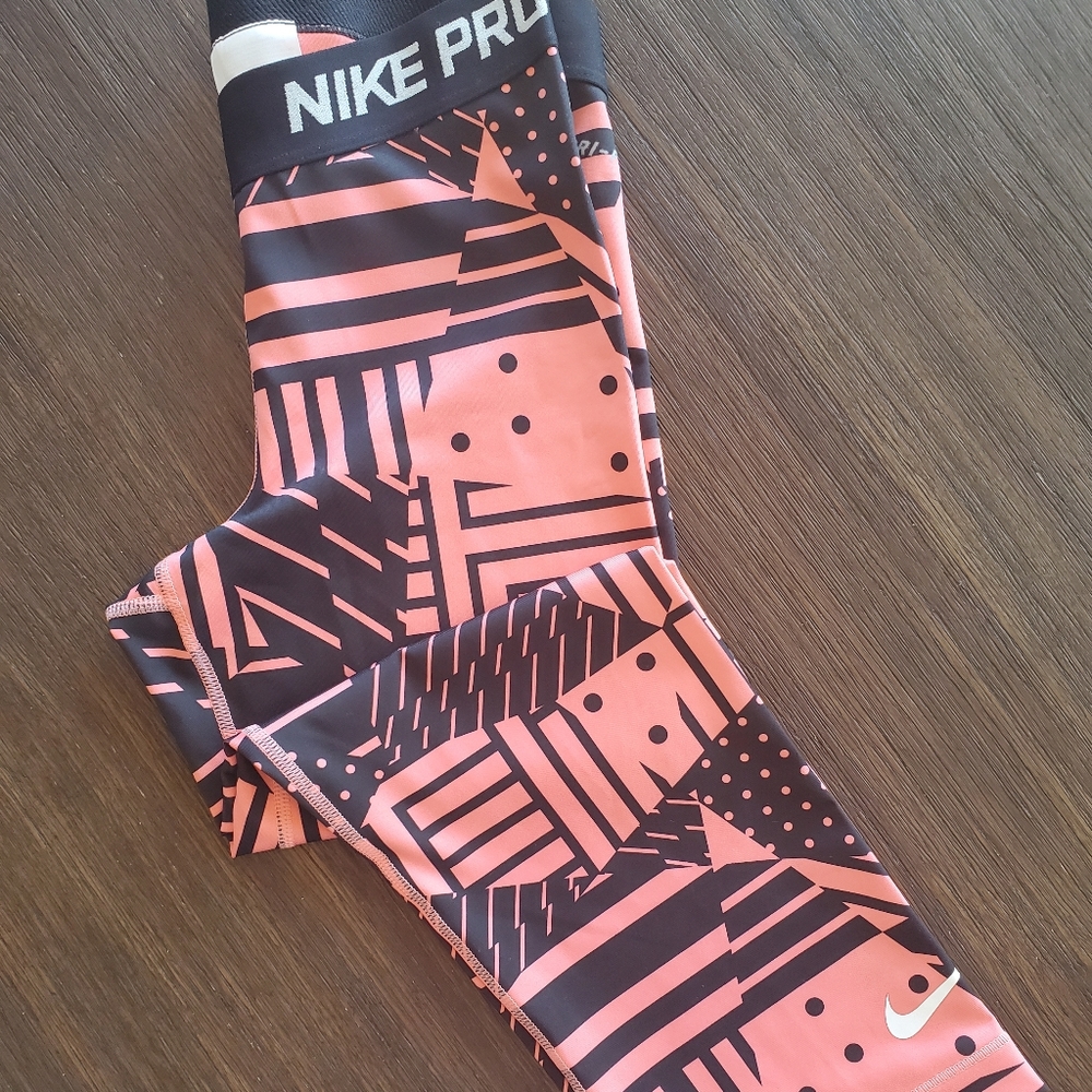 Nike Cropped Leggings Size Small